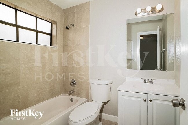 Building Photo - 1000 NE 211th Terrace