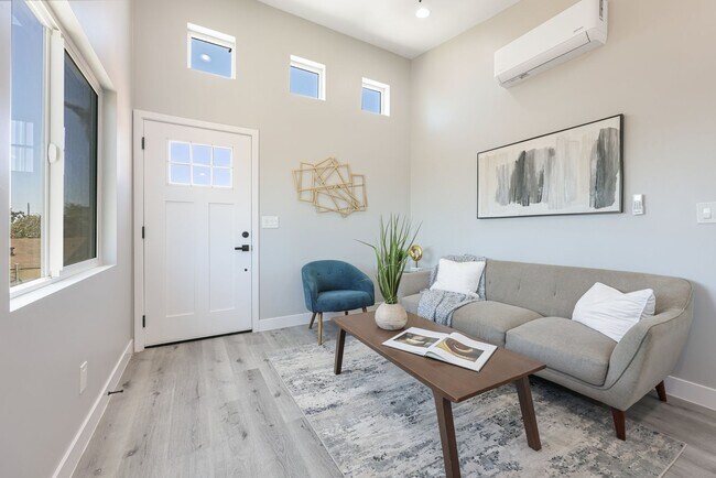 Building Photo - Brand New Upstairs 1 Bed 1 Bath! Convenien...
