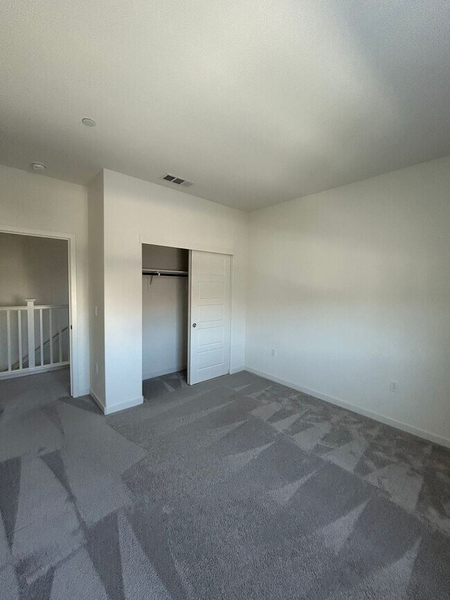 Building Photo - PET FRIENDLY