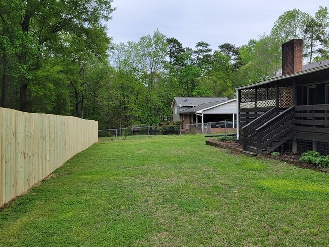 Building Photo - 3 Bedroom 2 Bathroom Home