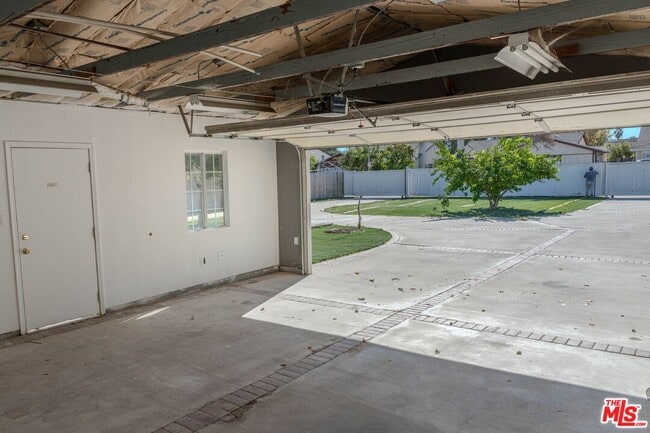Building Photo - 18643 Strathern St