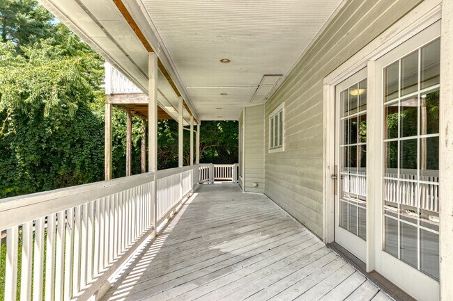 Building Photo - 5 to 8 Bedrooms. Pet Friendly.