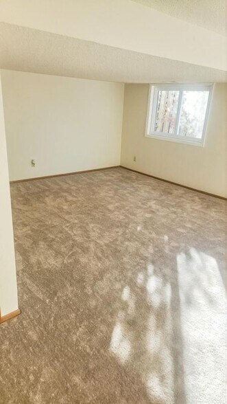 Building Photo - 9 Heights Rd NE