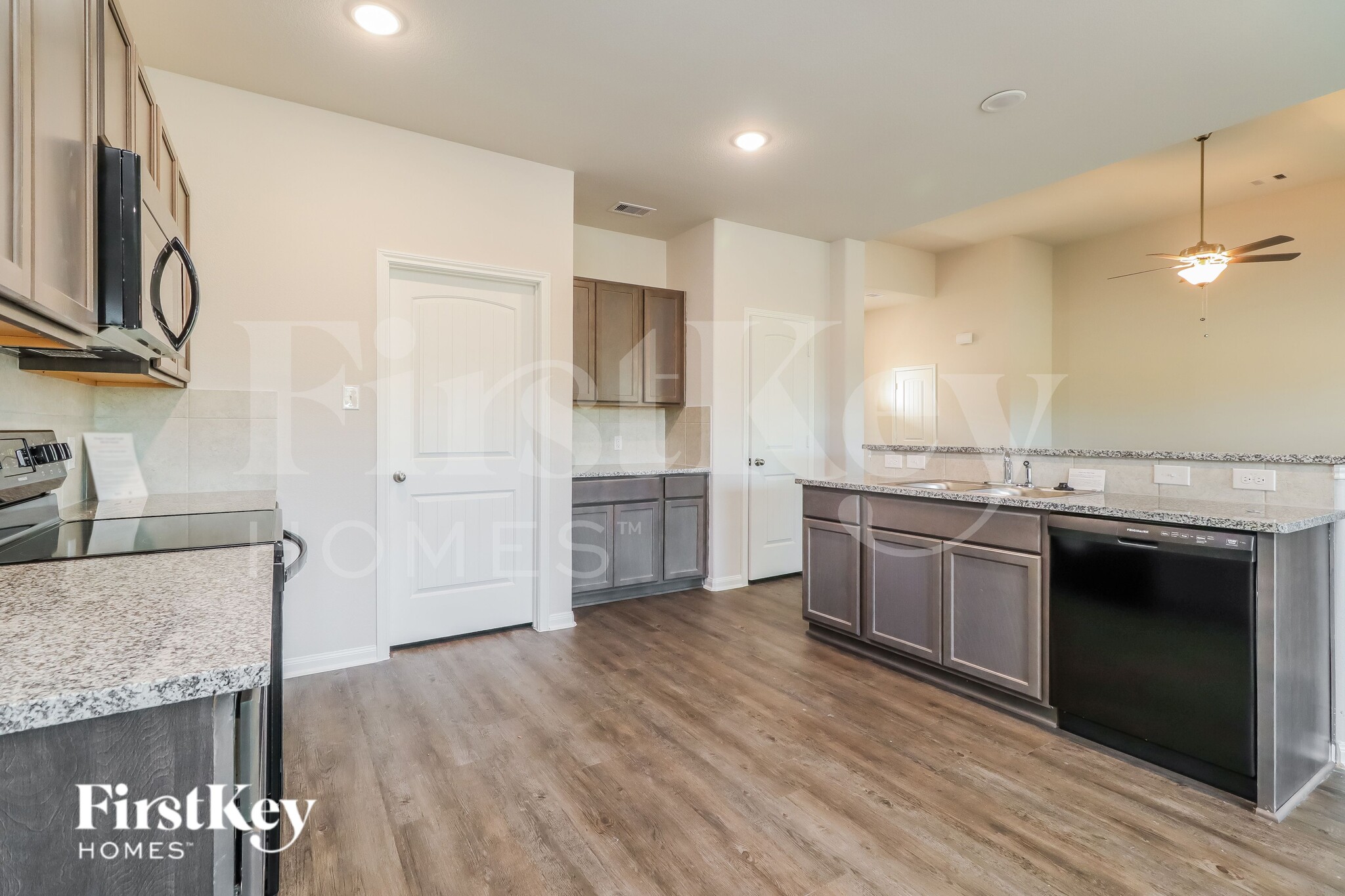 Building Photo - 14725 Country Club Dr