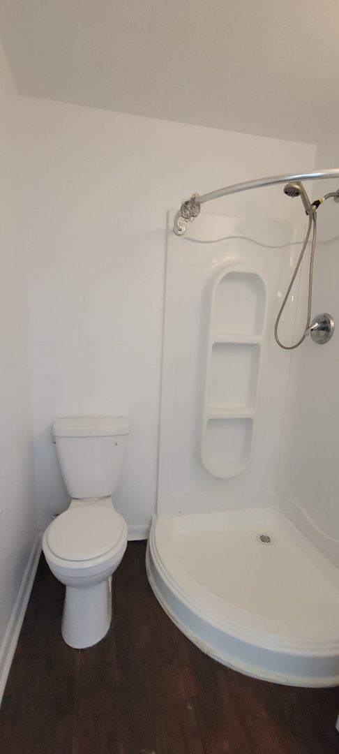 Building Photo - Amazing 4 bedroom/2 bath Two-story home wi...