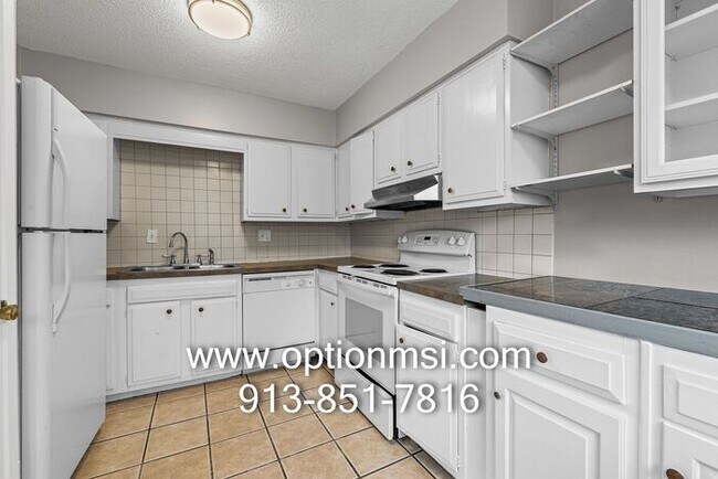 Building Photo - Freshly updated townhome in KCK