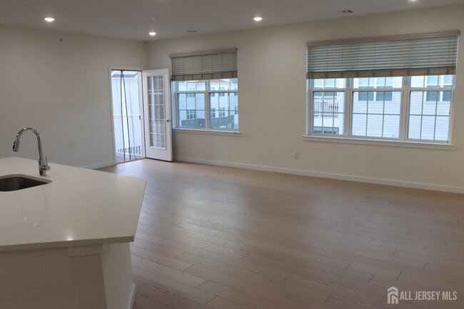 Building Photo - 243 Lohan Dr