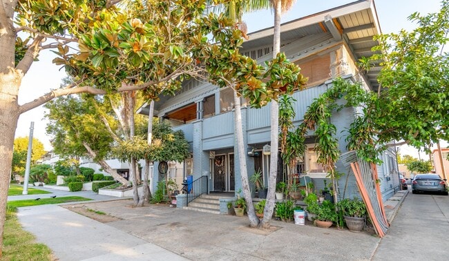 Building Photo - 1070 W Santa Ana Blvd