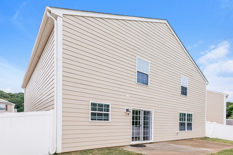 Building Photo - 1927 Stoney Pointe Cir