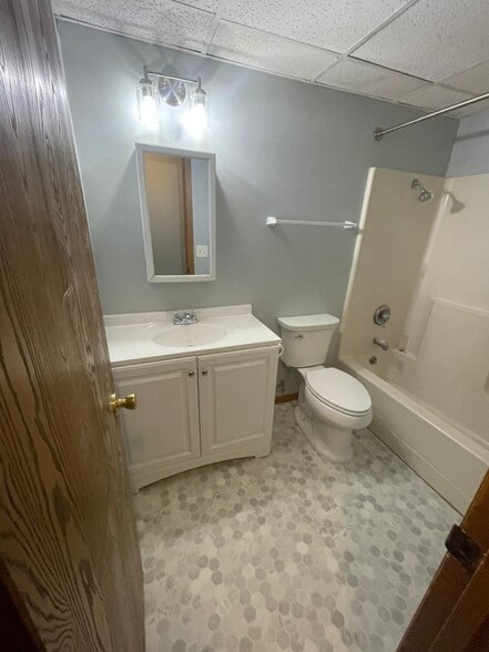 Main Bath - 1626 Prospect St