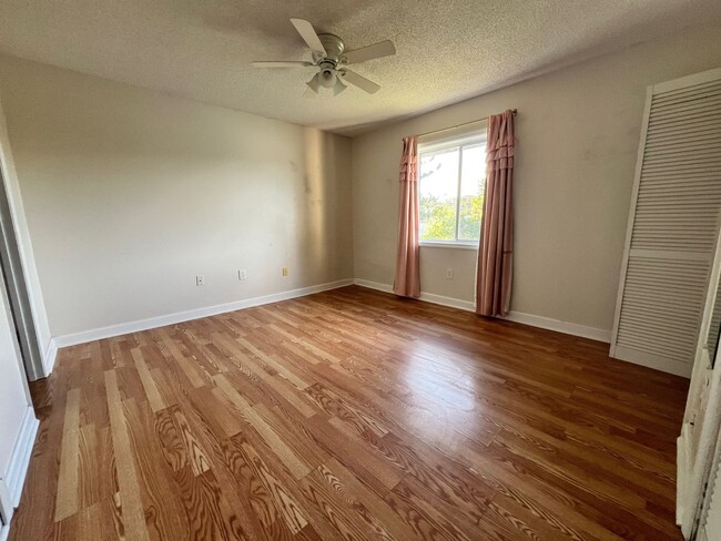 Building Photo - 1 bed 1 bath condo close to downtown Sarasota