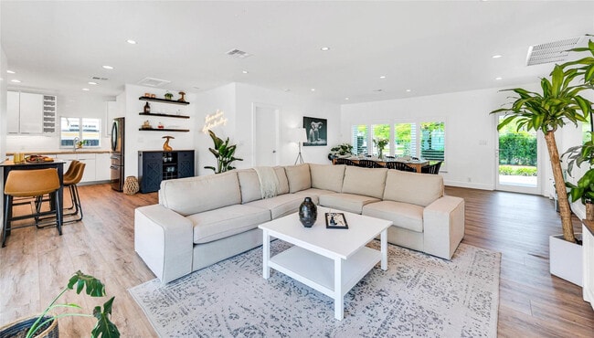 Building Photo - 549 NE 14th Ave