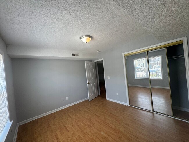 Building Photo - ~~HORTON PLACE ~~ FIRST FLOOR CONDO ~~