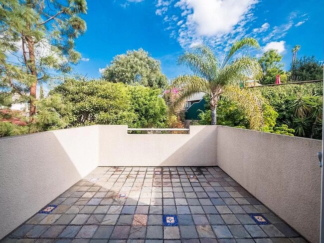 Building Photo - 2222 N Beachwood Dr