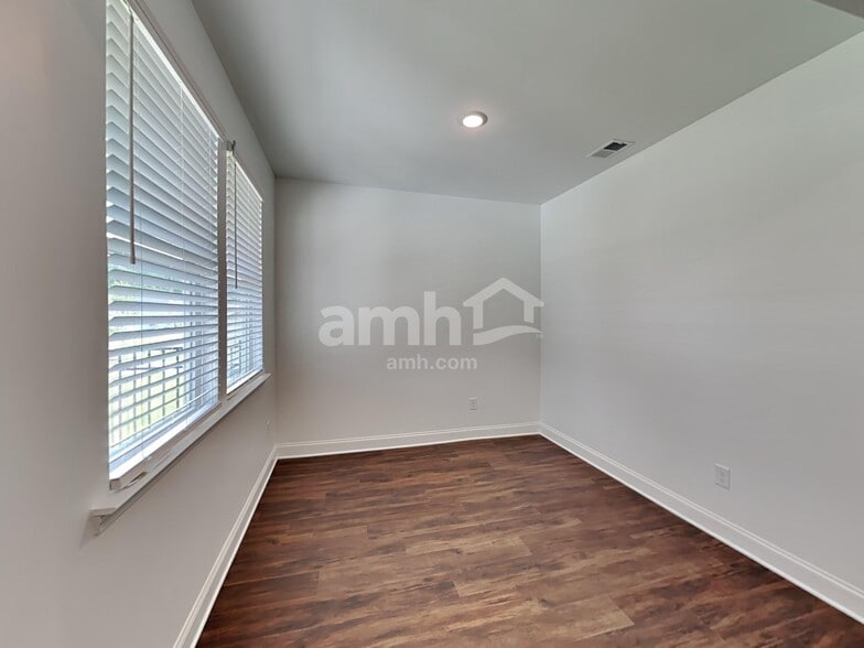 Building Photo - 163 Pecan Dr