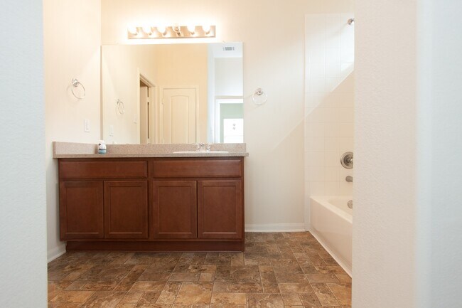 Building Photo - 107 Piney Pathway