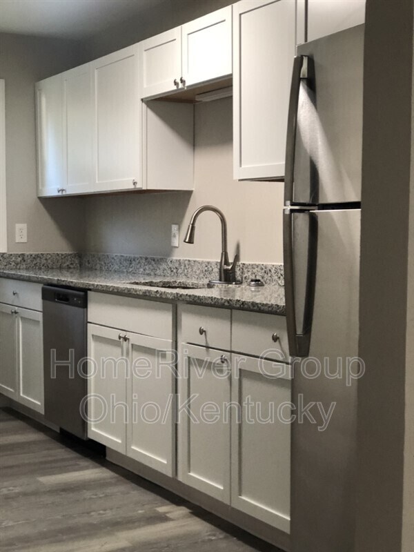 Building Photo - 352 S Oakley Ave