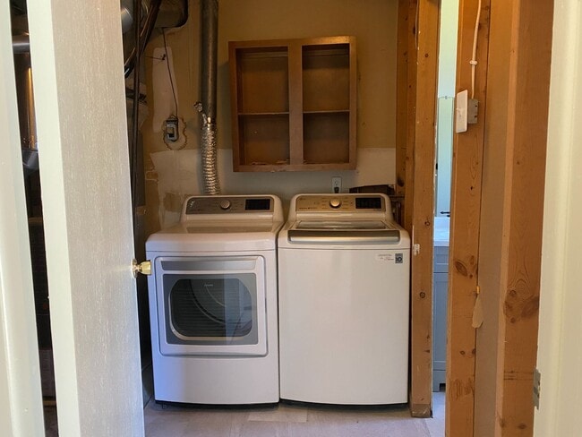 Building Photo - Half off of first months rent if a lease is signed before February 28th! 3 BED // 2 BATH HOME WIT...