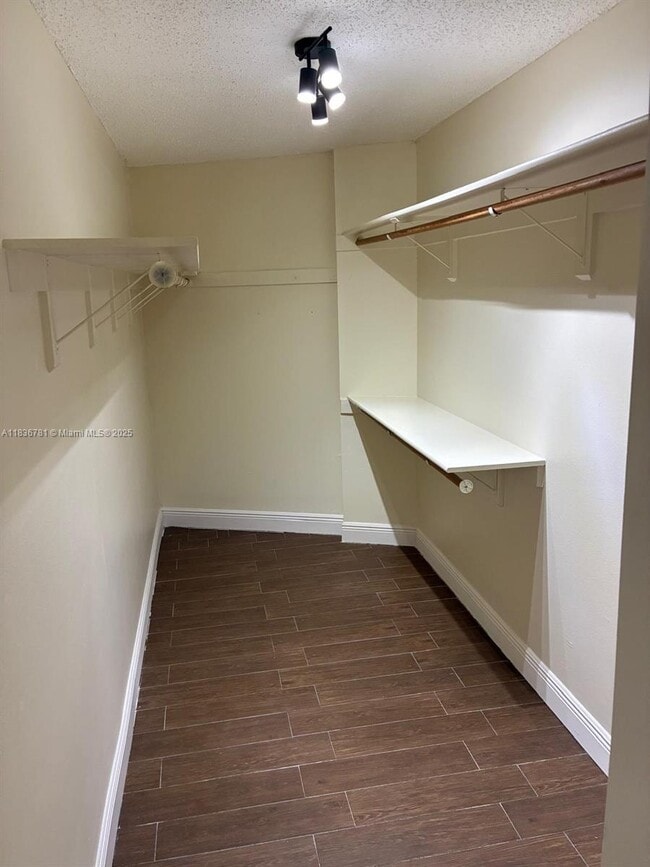 Building Photo - 13951 Kendale Lakes Cir