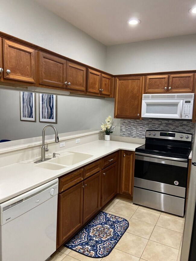 Building Photo - Beautiful 3 bed 2.5 bath condo with gorgeous hard wood floors.