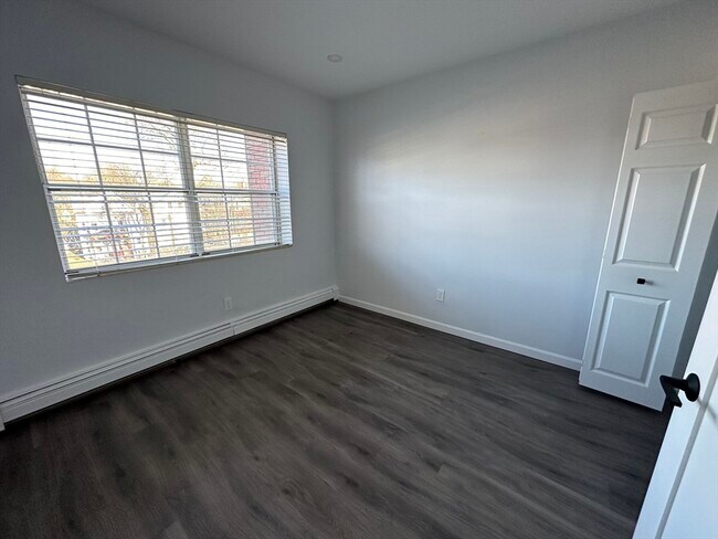 Building Photo - 4 Robinwood Ave