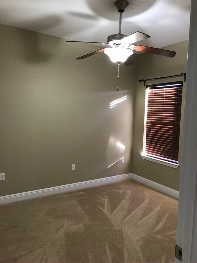 Building Photo - 806 Yew Cir