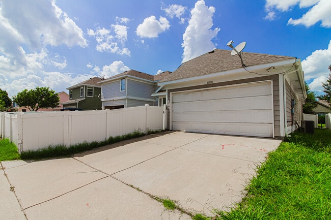 Building Photo - 10120 Cedar Lake Dr