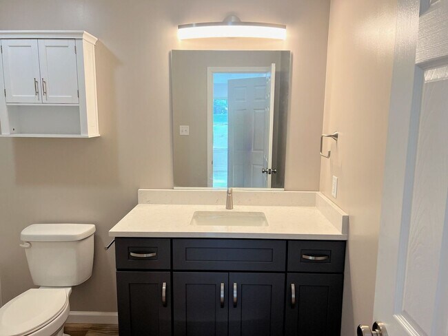 Building Photo - 3-Bedroom, 2-Bathroom Apartment on Bloomington's Eastside