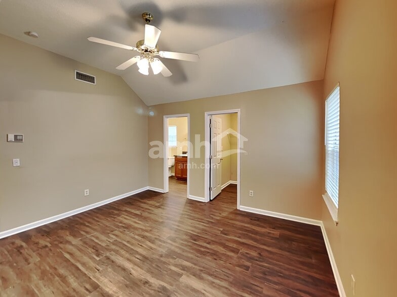 Building Photo - 2027 Waterford Dr