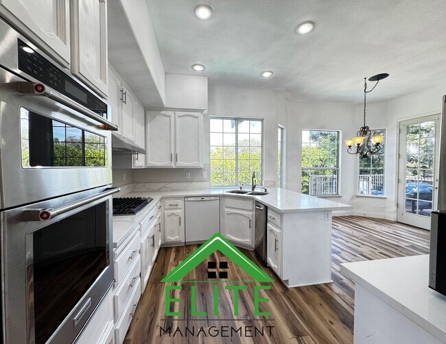 Building Photo - **Stunning Custom Home with Solar and Pool...