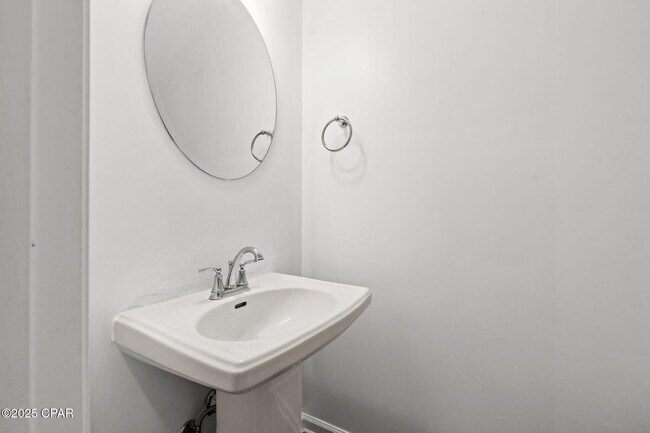 Building Photo - 406 Raven Ln