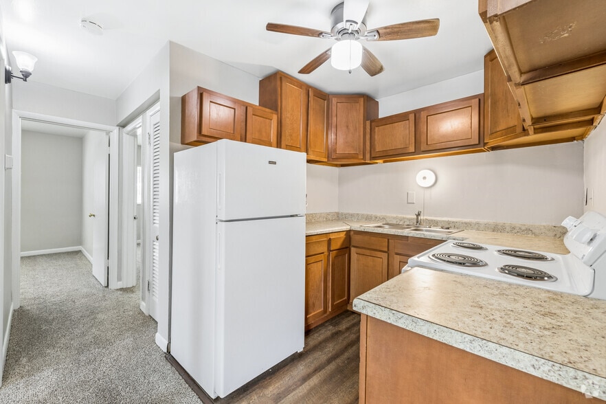 2BR, 1BA - 850SF - Kitchen - College Crest