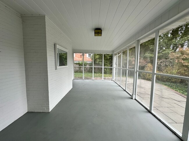 Building Photo - Four Bedroom Two and a Half Bath home avai...