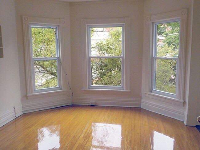 Building Photo - AVAILABLE 07/01/2026 - Beautiful 3 Bedroom...