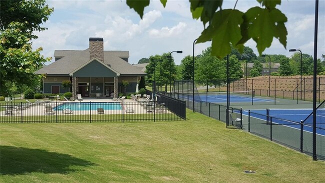 Building Photo - 423 Royal Cres Ln E