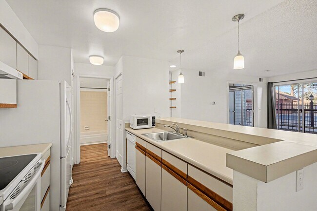 Building Photo - Ground Level Condo! 1 Bed 1 Bath In Littleton!