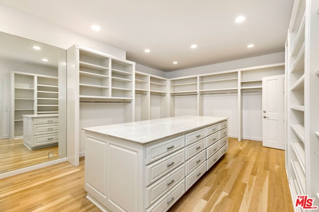 Building Photo - 709 N Maple Dr