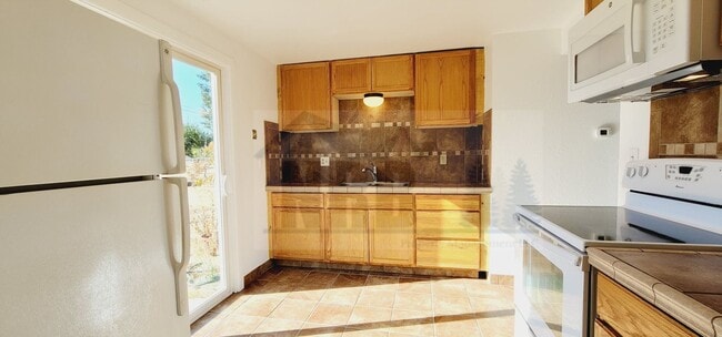 Building Photo - Absolutely Gorgeous 3 bd, 1 ba House locat...