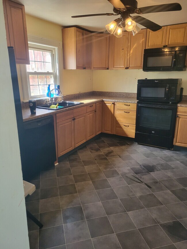 Kitchen - 1736 W Beverley St