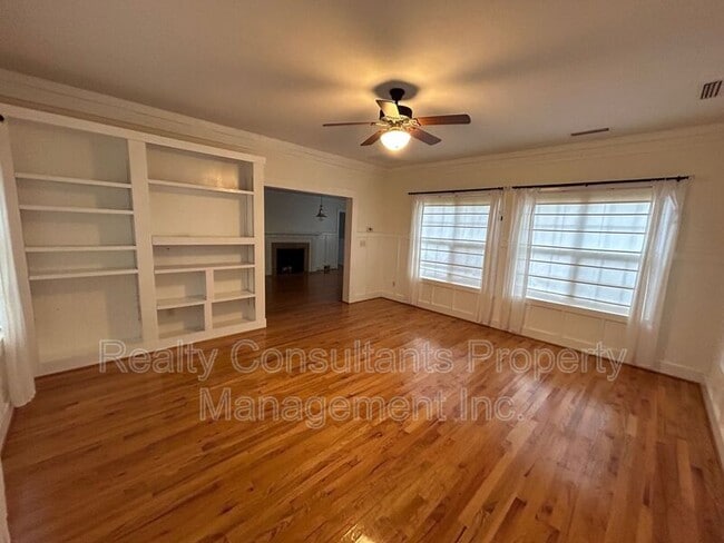 Building Photo - 2461 Lyndhurst Ave