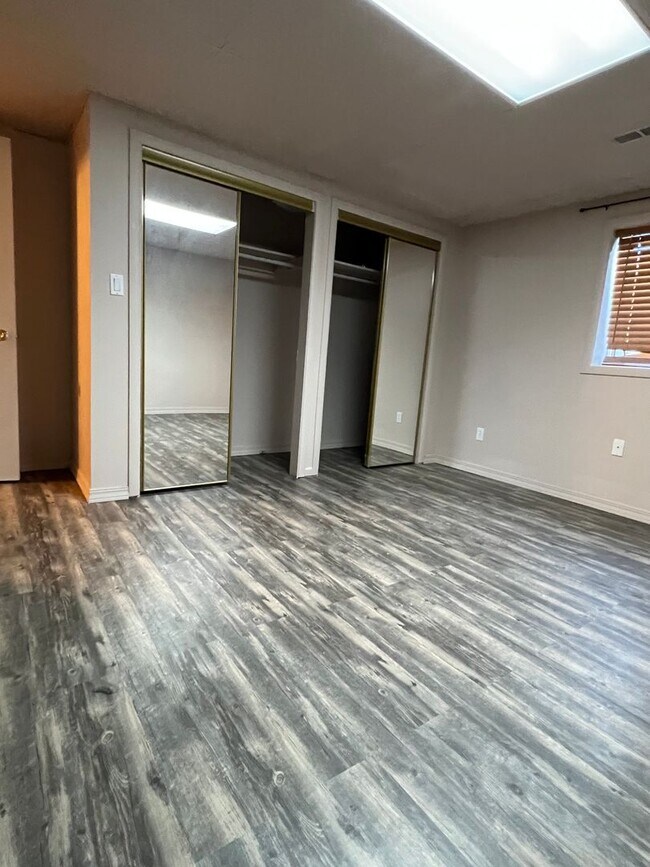 Building Photo - Country living home