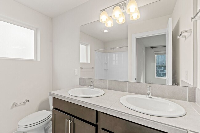 Building Photo - Newer 4 bed, 3.5 bath Townhome In Lynnwood $3295/mo.