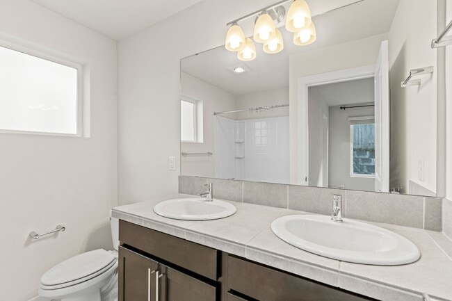 Building Photo - Newer 4 bed, 3.5 bath Townhome In Lynnwood...