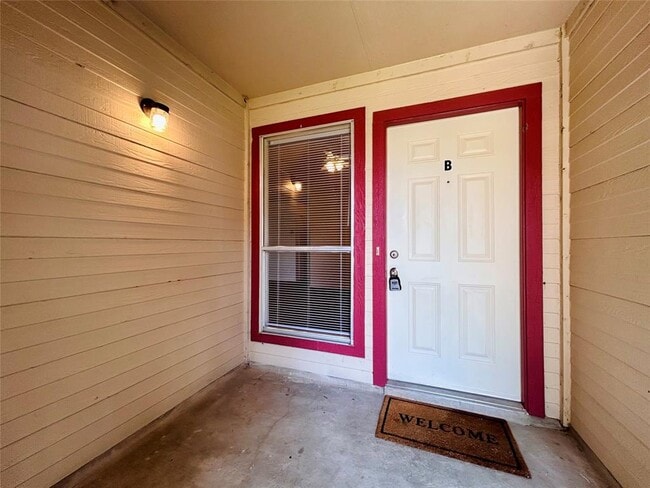 Building Photo - 8802 Pineridge Dr
