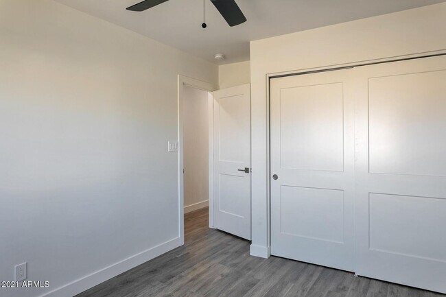 Building Photo - 2333 E Paradise Dr