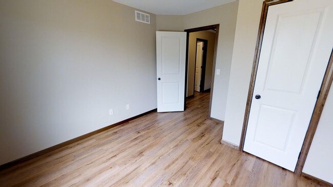 Building Photo - Luxury Townhome