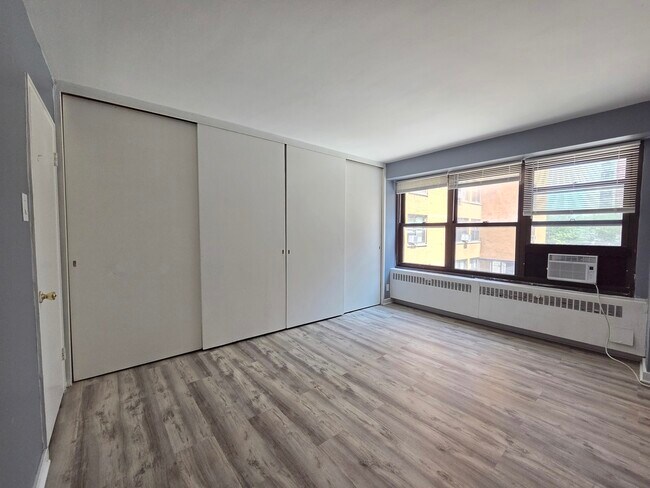 Building Photo - 6118 N Sheridan Rd
