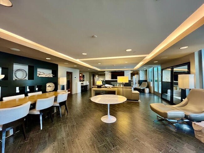 Building Photo - City living at its best! 2 BR/2 BA @ the M...
