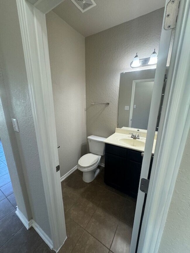Building Photo - Must See Newly Updated 5/3.5 Home in Alamo...
