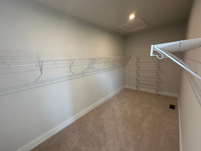 Building Photo - For Rent: Luxurious Short Pump Condo at Ga...